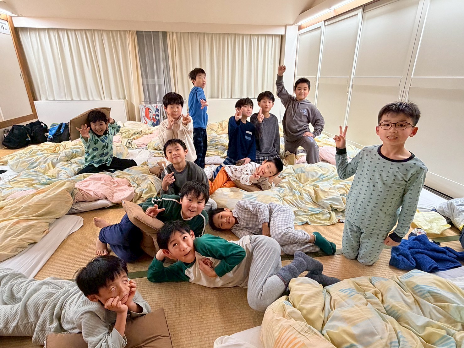 合宿の宿泊部屋で過ごす子どもたち