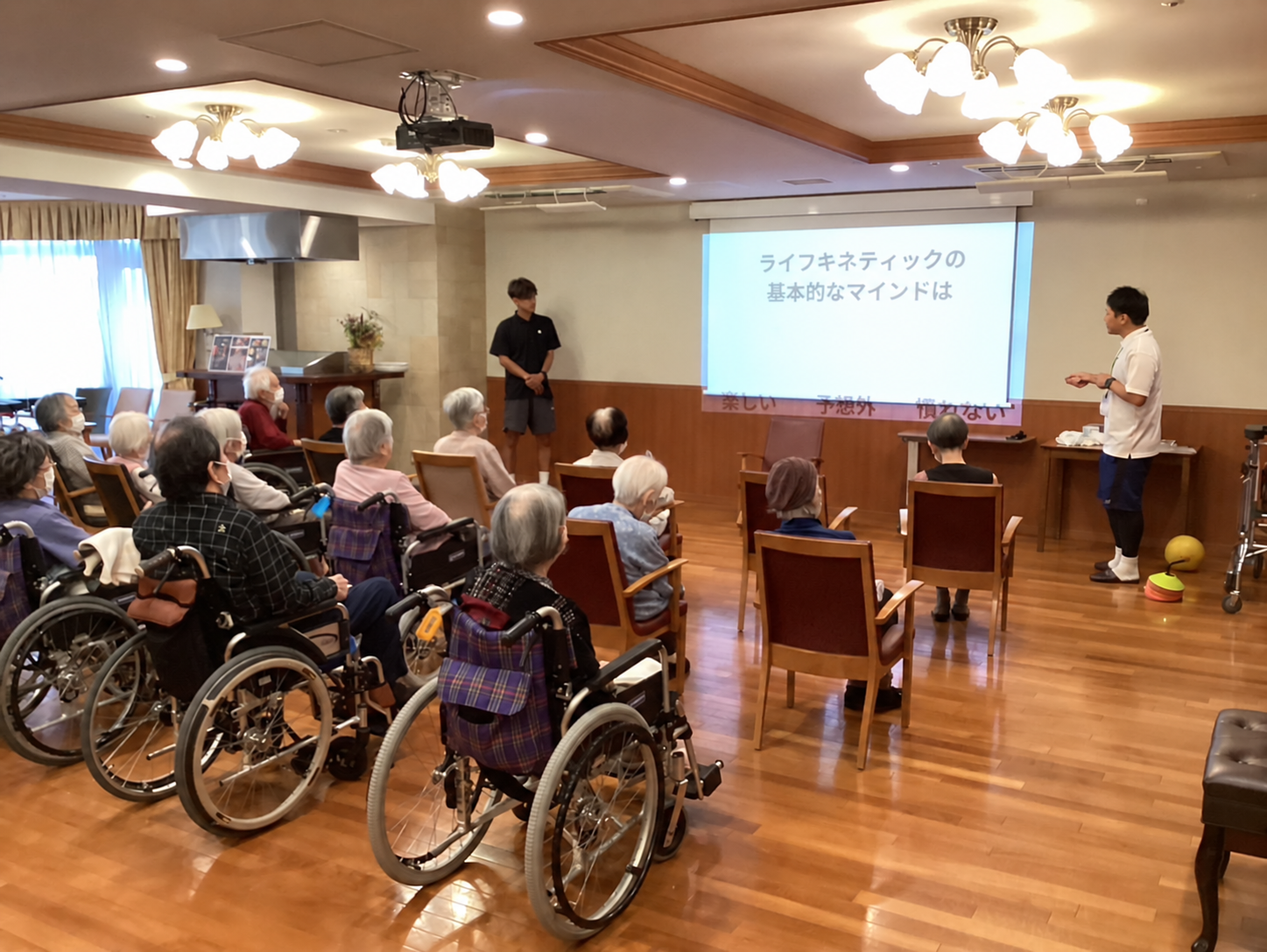 高齢者施設でライフキネティックを出張指導する様子