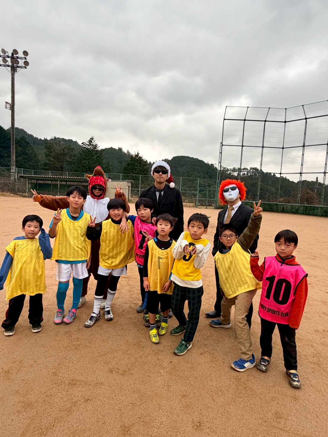 逃走中イベントでハンターと記念写真を撮る子どもたち