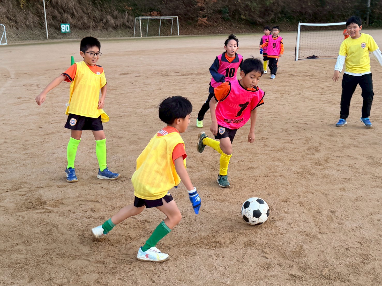 サッカーを楽しむ子どもたち