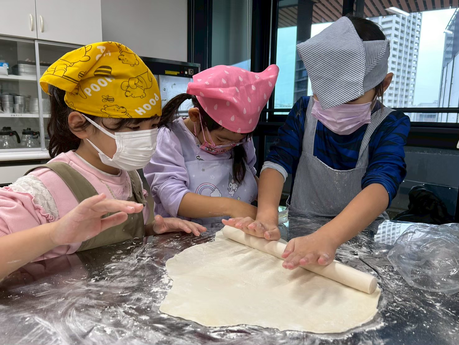 1日体験活動でうどん作りに挑戦する子どもたち